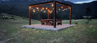 The Nile Farmstay: Modern cabin offering incredible views with fire pit and spa.