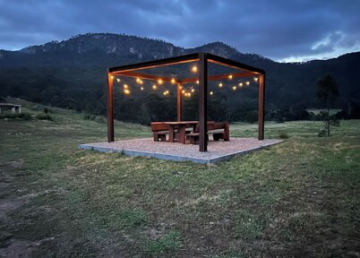 The Nile Farmstay: Modern cabin offering incredible views with fire pit and spa.