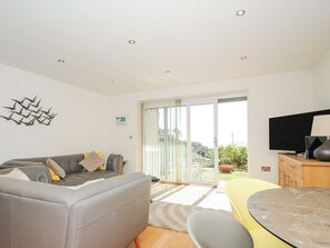 Cottage | Living area | Video-game console - Pebbles (Torpoint)