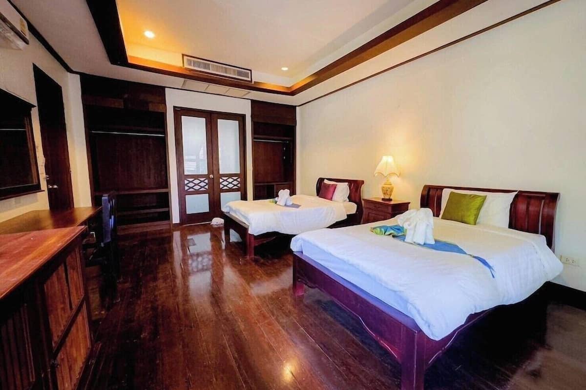 Premium bedding, minibar, desk, bed sheets