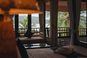 Beachfront Sea View King Room | Premium bedding, minibar, desk, bed sheets