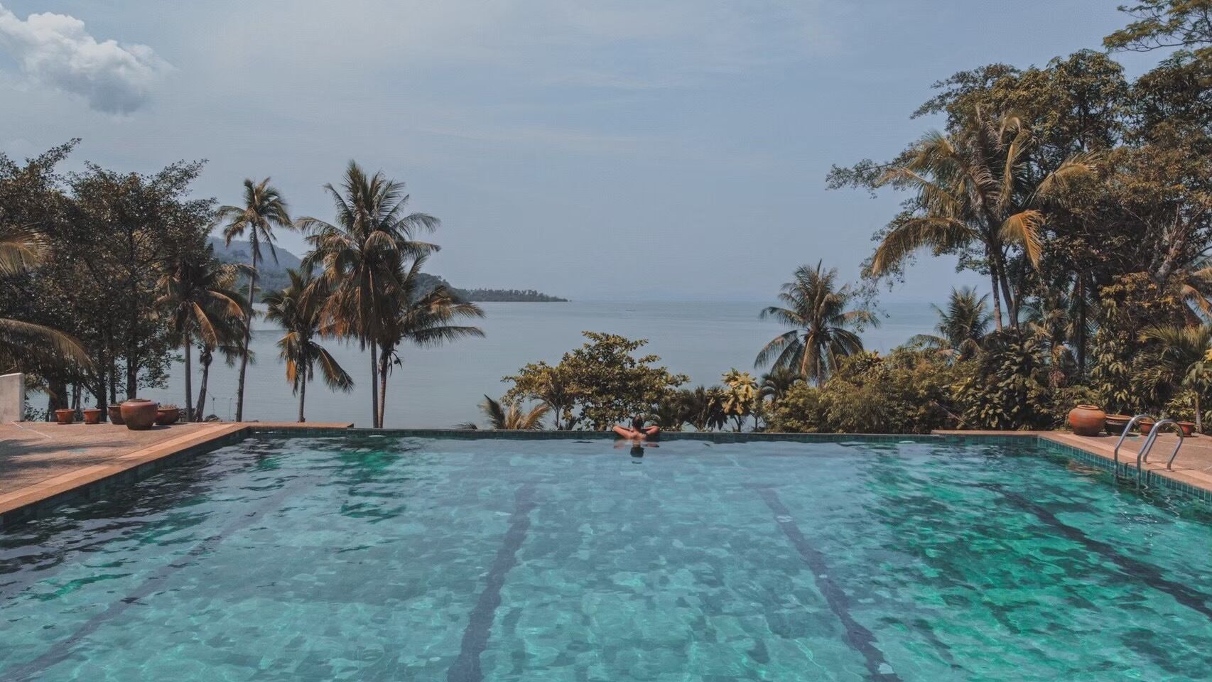 สระว่ายน้ำกลางแจ้ง เปิด 10:00 น. ถึง 20:00 น., เก้าอี้อาบแดดริมสระ