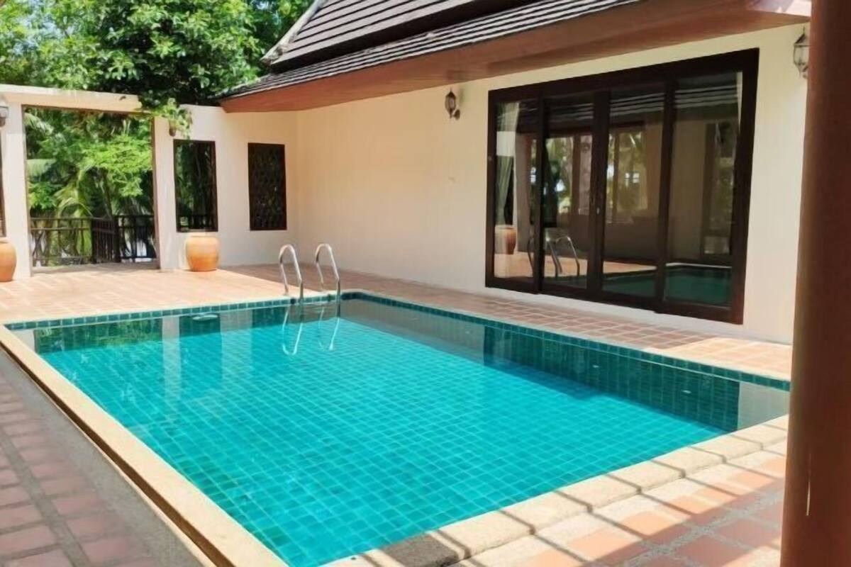 Pool | Outdoor pool, open 10:00 AM to 8:00 PM, pool loungers