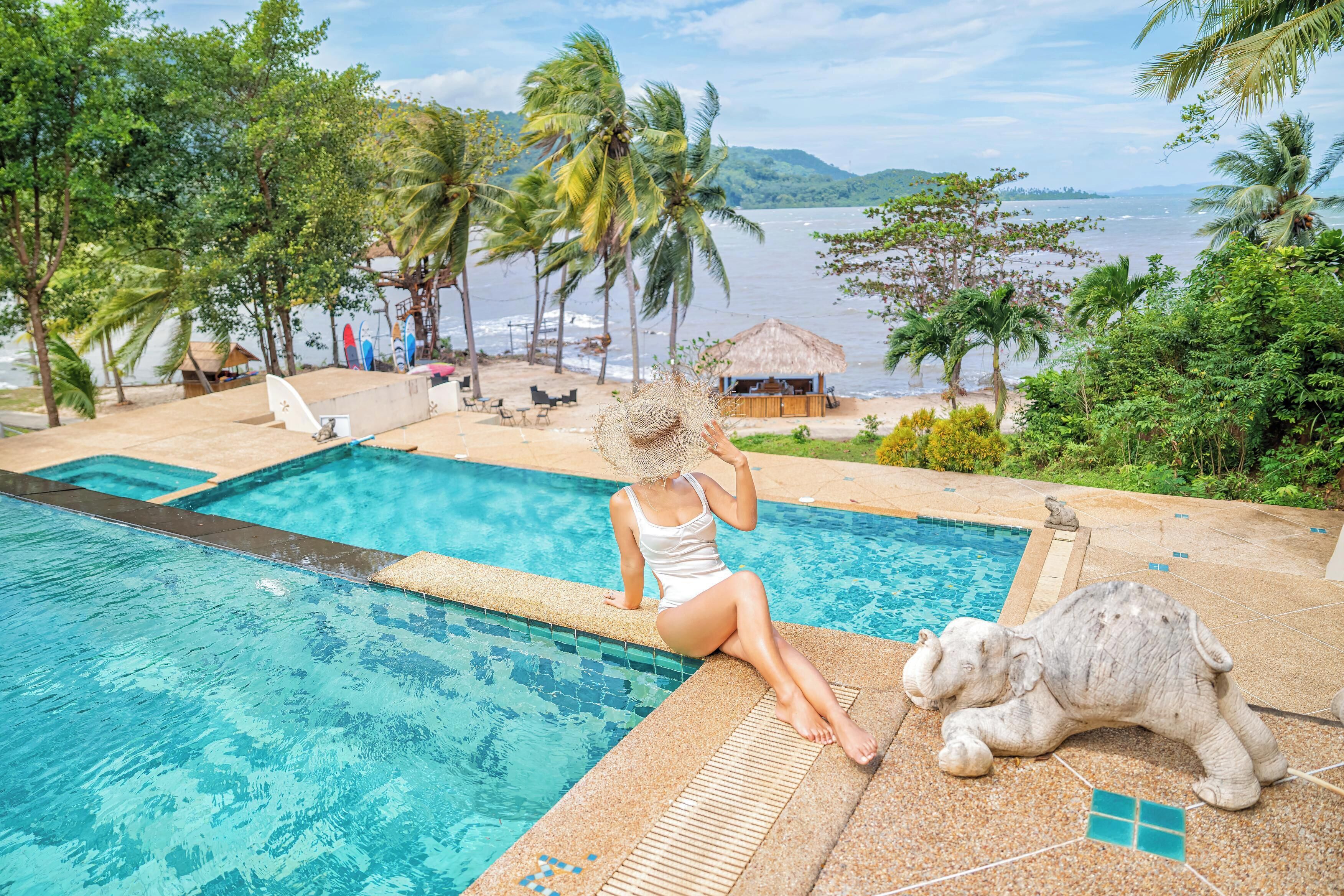 Alberca al aire libre, acceso de 10:00 a 20:00, y camastros 