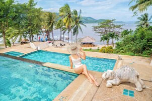 Una piscina al aire libre (de 10:00 a 20:00), tumbonas