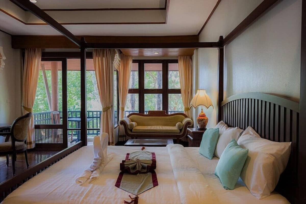 Premium bedding, minibar, desk, bed sheets