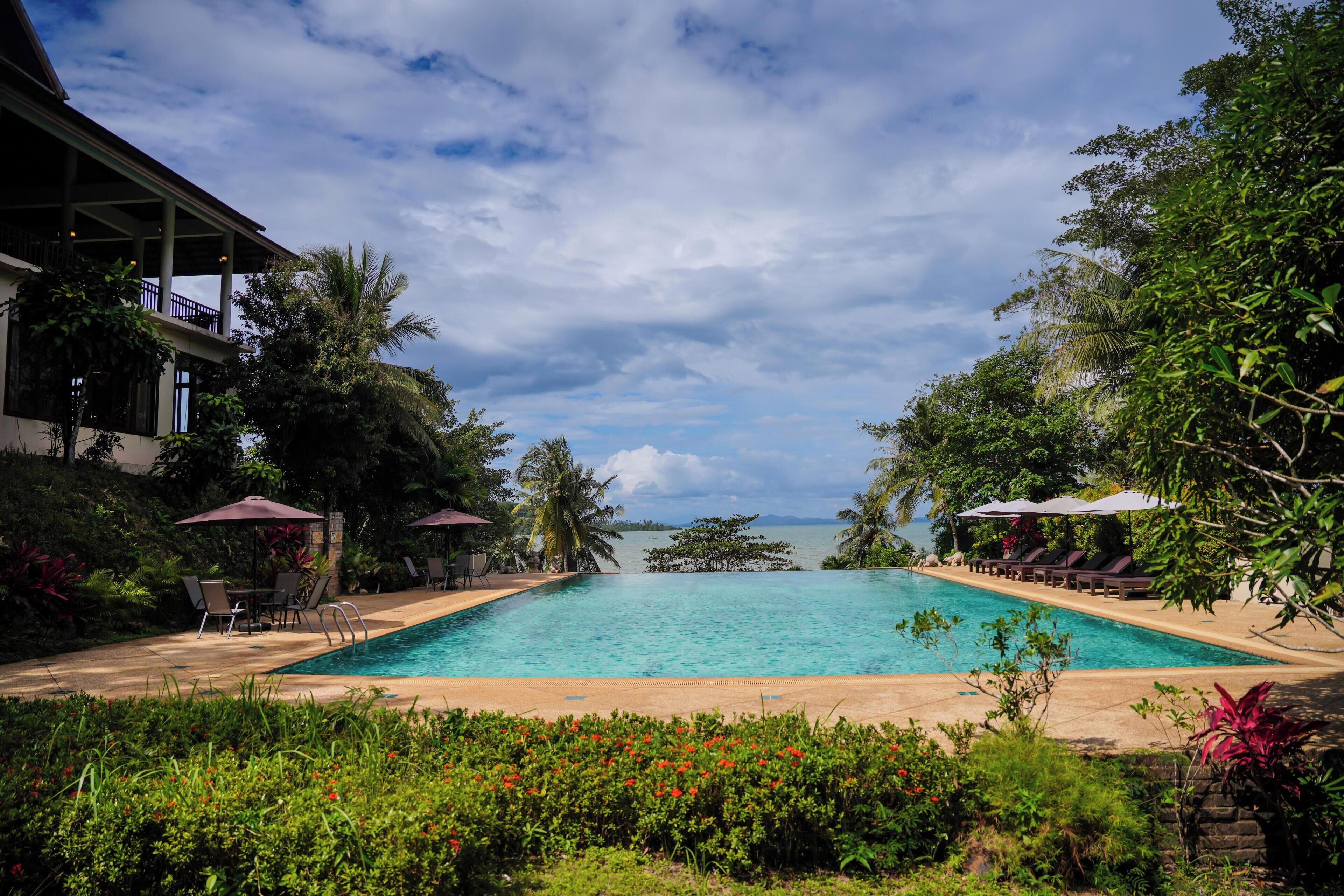 室外游泳池，10:00 至 20:00 开放，日光浴躺椅