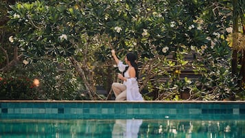 Piscina externa, funciona das 10h às 20h, espreguiçadeiras