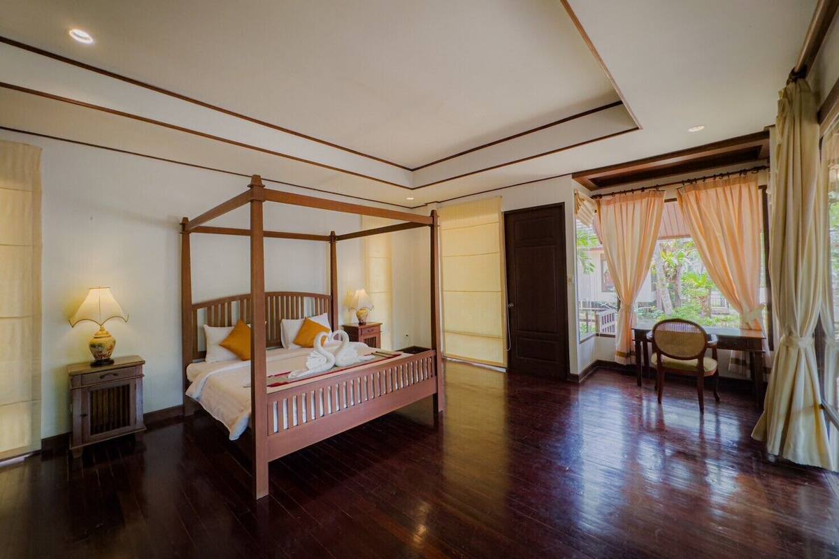 Private Villa King Room | Premium bedding, minibar, desk, bed sheets