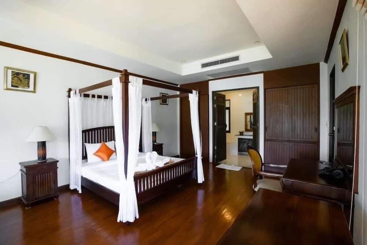 Premium bedding, minibar, desk, bed sheets