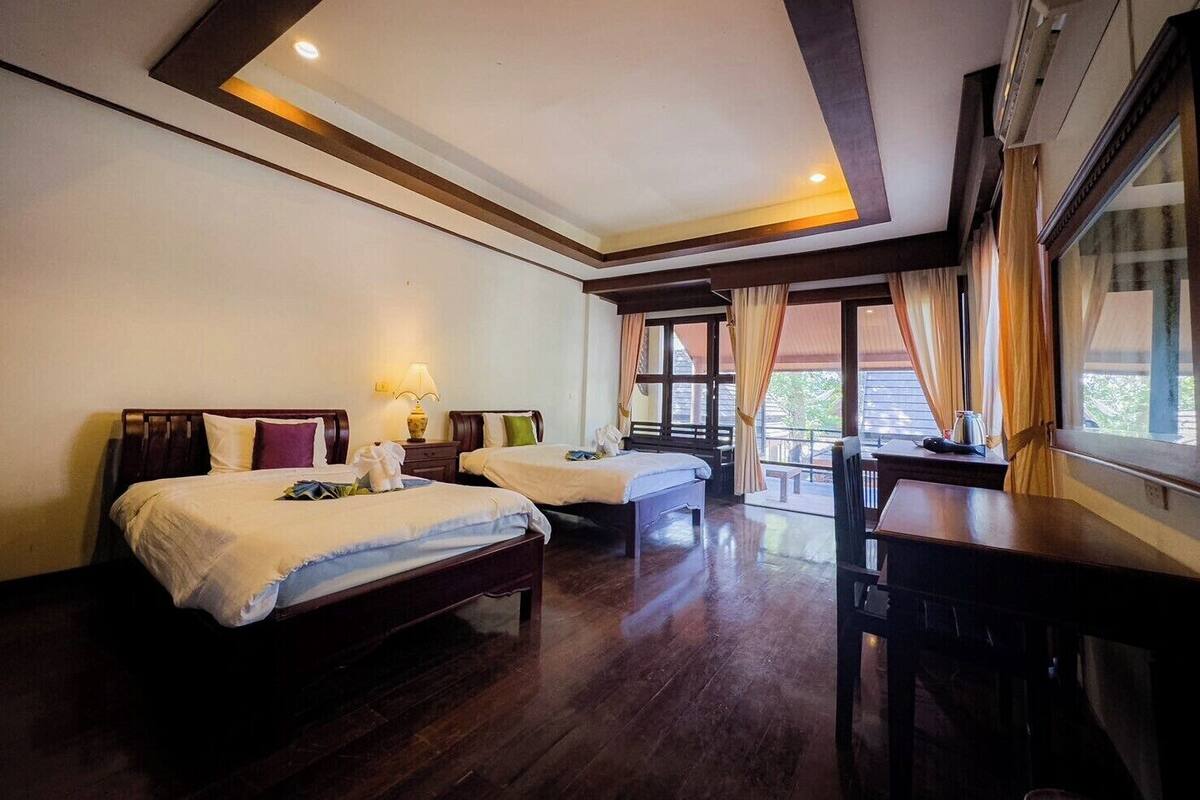 Hillside Deluxe Twin Room | Premium bedding, minibar, desk, bed sheets