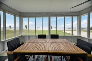 Dining - Mag Beach Refuge - Bayfront (Port Lavaca)