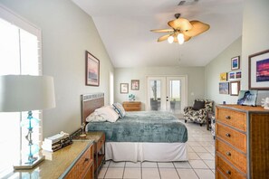 3 bedrooms, desk, iron/ironing board, free WiFi - Mag Beach Refuge - Bayfront (Port Lavaca)