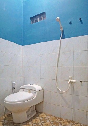 Habitación estándar doble | Baño | Ducha y toallas