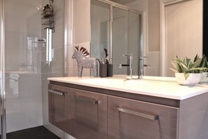 Shower, hair dryer, towels, soap - Villa Malmo - Robe, South Australia (Robe)