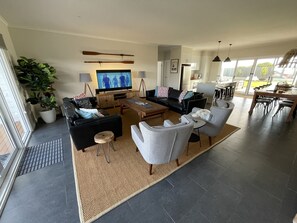 Smart TV, books - Villa Malmo - Robe, South Australia (Robe)
