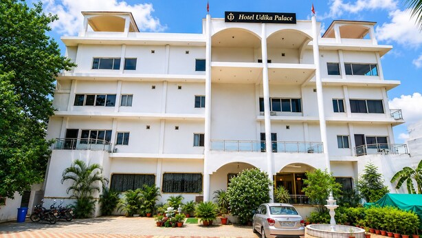 A multi-story hotel with a sign reading 'Hotel Udika Palace.' - Hotel Udika Palace (Singrauli)