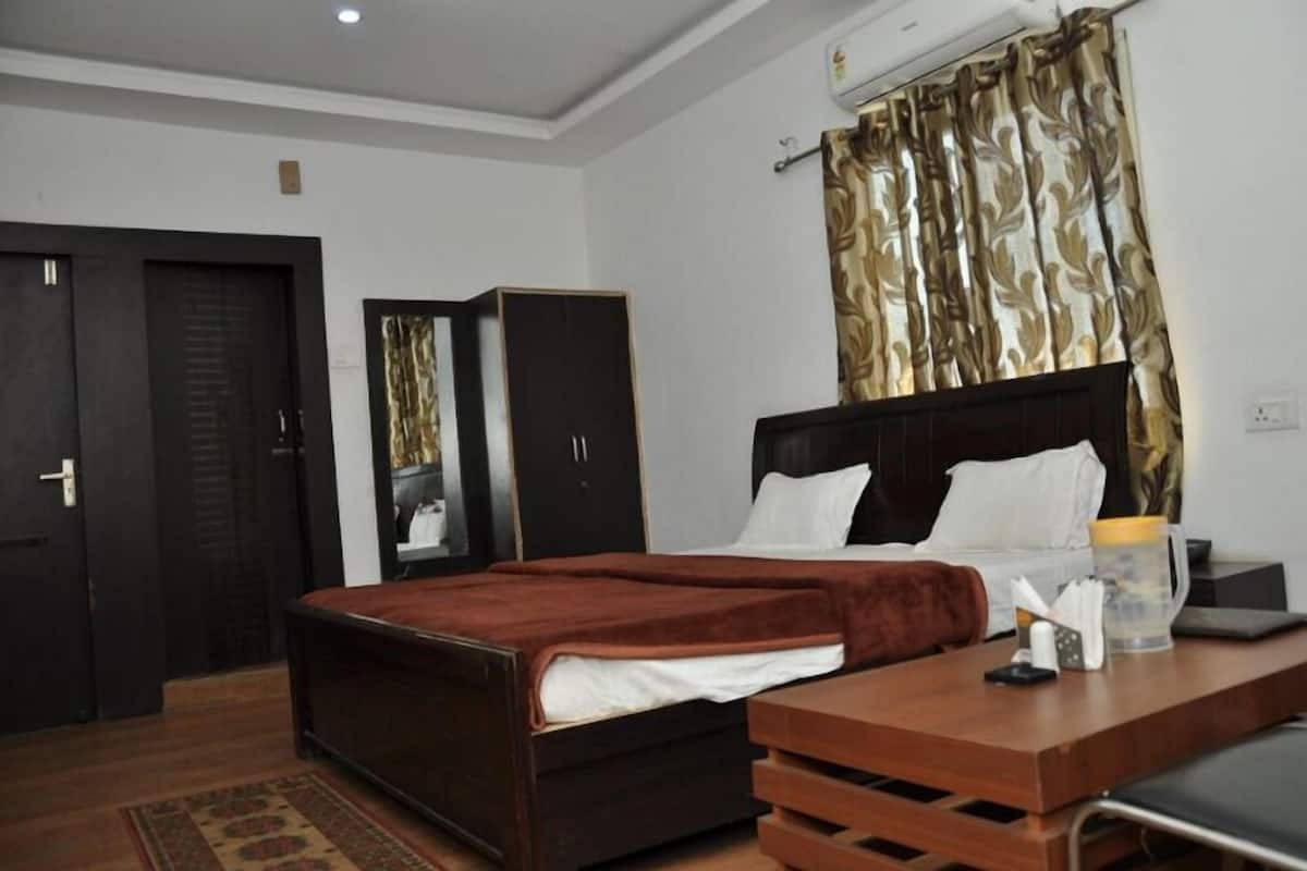 1 habitación, escritorio, wifi gratis y ropa de cama