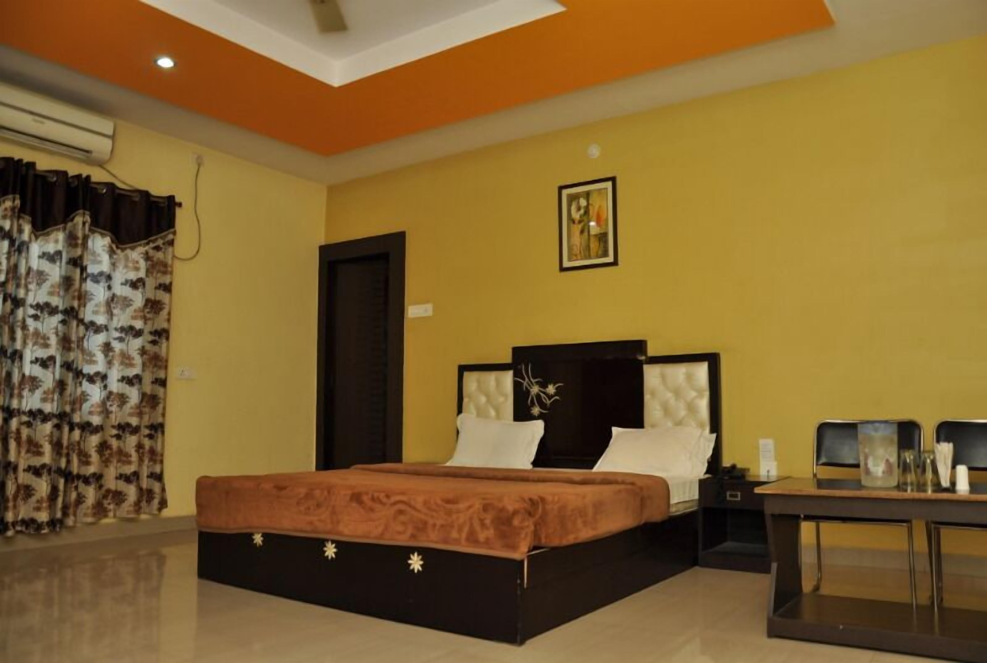 1 bedroom, desk, free WiFi, bed sheets