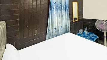 Kamar Double Ekonomi | Ruang kerja ramah laptop dan seprai linen