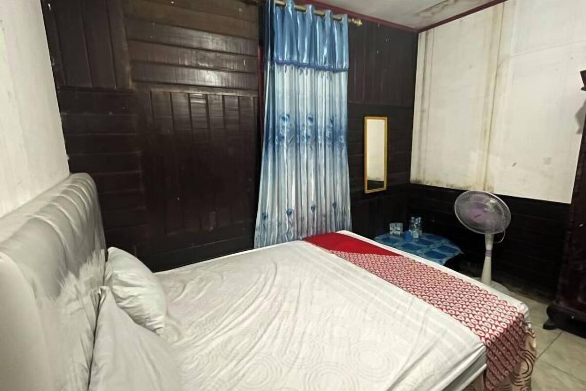 Espacio para trabajar con laptop y ropa de cama