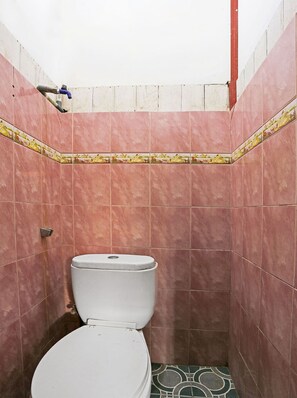 Habitación económica doble | Baño | Ducha y toallas