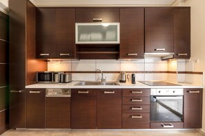 Kühlschrank, Mikrowelle, Ofen, Herdplatte