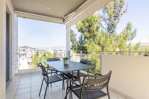 Outdoor dining - Majestic 3BR Apartment in Chalandri (Chalandri)