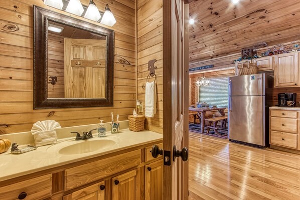 Chalet rustique, 1 très grand lit, baignoire à remous, vue sur la montagne | Salle de bain | Serviettes fournies, papier de toilette