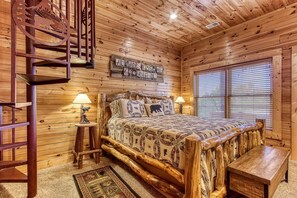 Chalet rustique, 1 très grand lit, baignoire à remous, vue sur la montagne | Vue de la chambre