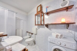Appartement Familial, plusieurs chambres, côté montagne (Il Nido dell'Artista) | Salle de bain