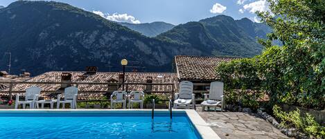 Appartement familial, plusieurs chambres, cÎté montagne (Il Nido dell'Artista) | Piscine | Piscine extérieure en saison