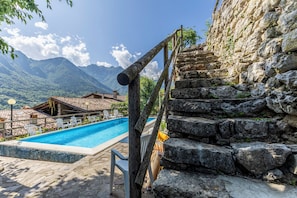 Appartement Familial, plusieurs chambres, cÎté montagne (Il Nido dell'Artista) | Piscine | Piscine extérieure (ouverte en saison)