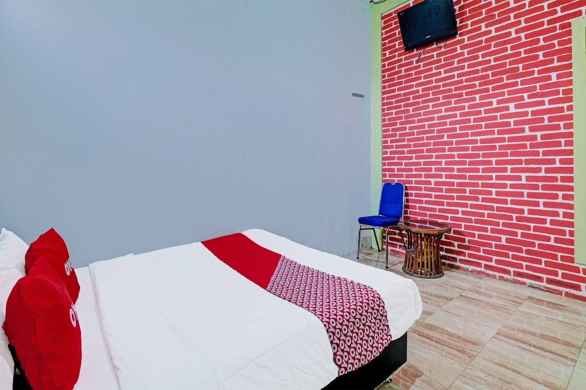 Laptop workspace, free WiFi, bed sheets