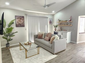 Smart TV - Beautiful and cozy home in a safe and private environment (Alajuela)