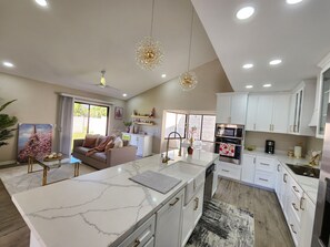 Geladeira, micro-ondas, fogão, cooktop