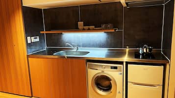 Frigobar, micro-ondas, cooktop, cafeteira/chaleira
