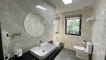 Apartment, Balcony, Sea View | Bathroom | Deep soaking tub, rainfall showerhead, designer toiletries, hair dryer