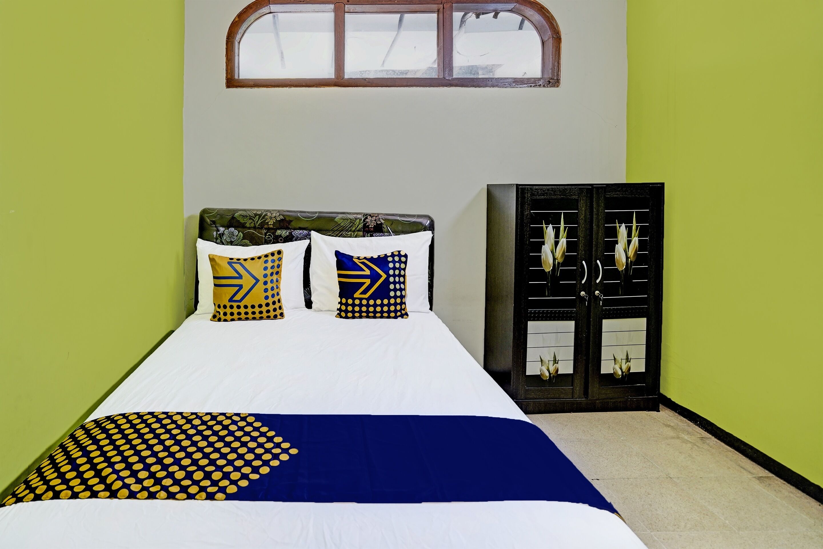 مكتب وملاءات أسرّة