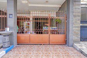 A gated entrance with a sign reading "Sambu Penyu". - SPOT ON 91716 Kost Yy Syariah (Mojokerto)