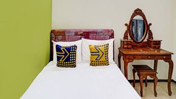 Kamar Double | Meja kerja dan seprai linen
