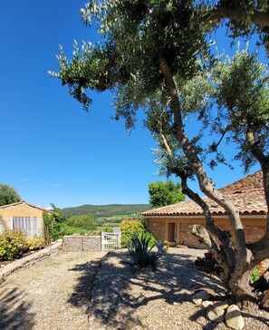 A rural property with a stone building, a tree, and a gravel driveway. - Gîte Provence Piscine Luberon - Domaine ARTEMISS (APT)