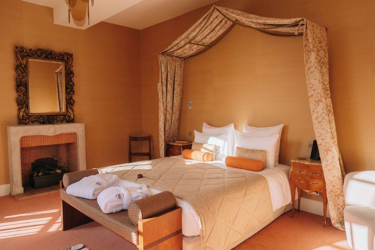 Executive Suite | Premium bedding, down duvets, in-room safe, desk