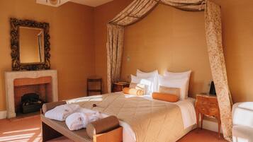 Executive Suite | Premium bedding, down duvets, in-room safe, desk