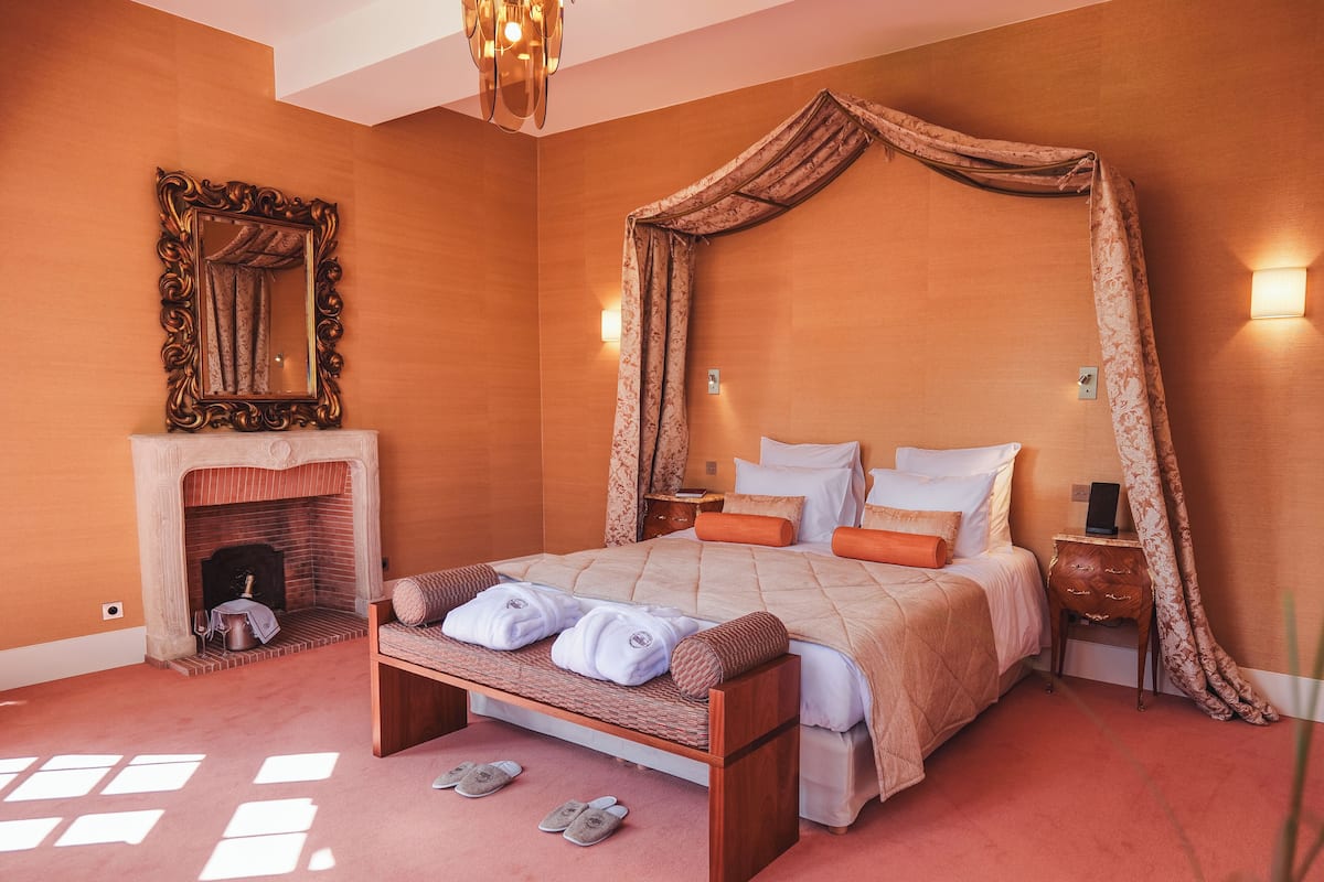 Deluxe Suite | 1 bedroom, premium bedding, down comforters, in-room safe