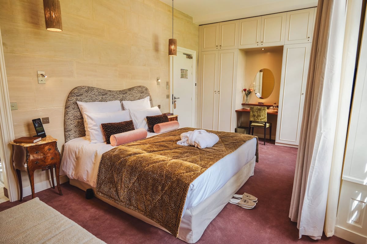 1 bedroom, premium bedding, down comforters, in-room safe
