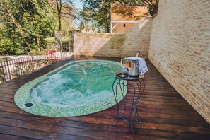 ボディ トリートメント、ホットストーンマッサージ、ディープティシュー マッサージ、フェイシャル トリートメント、マッサージ