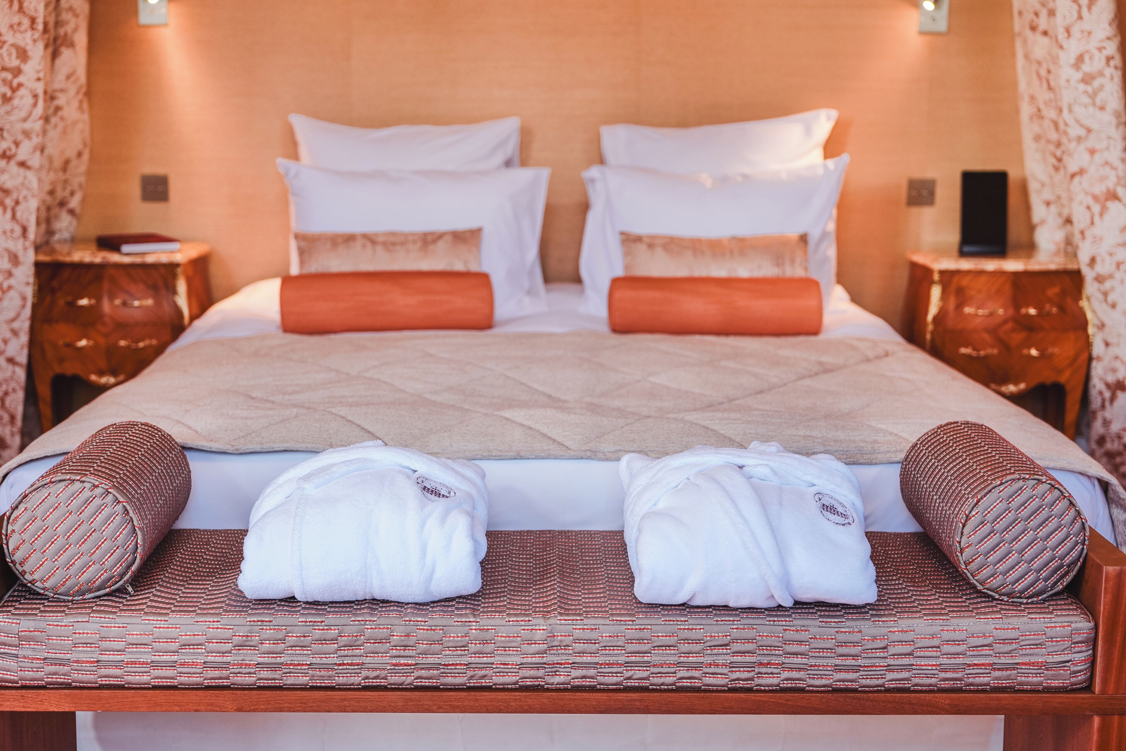 Suite – deluxe | Sengetøy av topp kvalitet, dundyner og safe på rommet