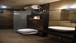 Egyptian cotton sheets, premium bedding, iron/ironing board, free WiFi - Hotel Vibharaj Palace (Kanpur)