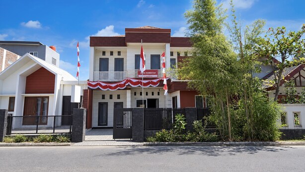 A two-story building with a balcony, a sign reading 'RIYA HOMESTAY,' and a flag. - Hotel O Icha Homestay (Makassar)